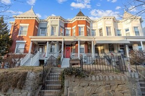 Exterior - Entire 1-BR Apt in NoMa / Eckington (Washington DC)