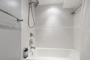 Bathtub, hair dryer, towels - Entire 1-BR Apt in NoMa / Eckington (Washington DC)