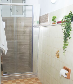 Dusche, Haartrockner, Bidet, Seife