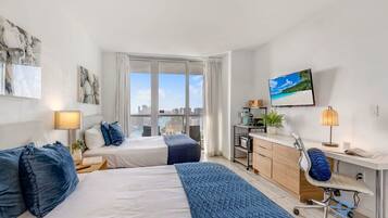 Een bureau, een strijkplank/strijkijzer, reisbedje, wifi