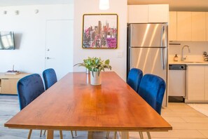 Dining - Infinite View| Balcony & Pool+ Gym+ Near Beach (Hallandale Beach)