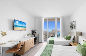 Una scrivania, ferro/asse da stiro, culla da viaggio, Wi-Fi