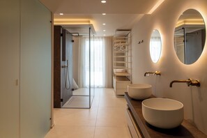 Dusche, Haartrockner, Bidet, Handtücher