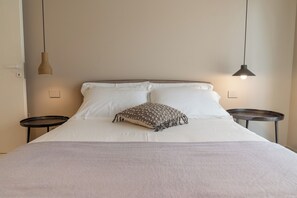 2 dormitorios, tabla de planchar con plancha, cuna de viaje