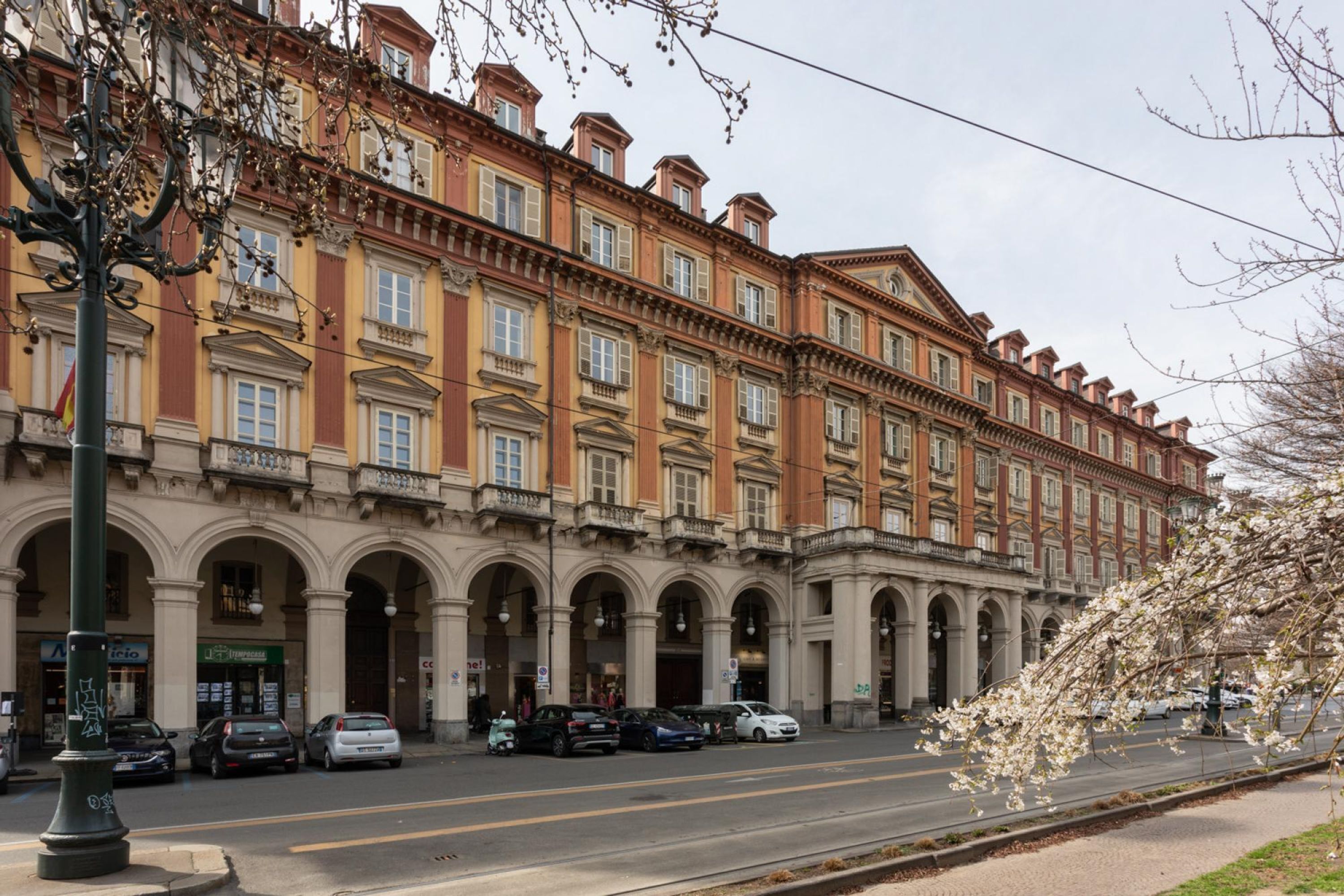 Ein mehrstöckiges Gebäude im klassischen Stil, mit Rundbogenfenstern und einer symmetrischen Fassade.