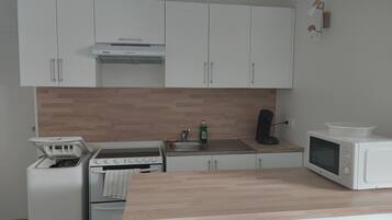 Frigorífico, microondas, horno y placa de cocina