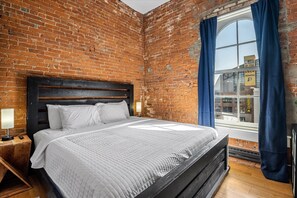 4 bedrooms, iron/ironing board, WiFi, bed sheets - New Loft Near Convention Center (Indianapolis)