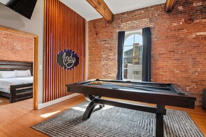 4 bedrooms, iron/ironing board, WiFi, bed sheets - New Loft Near Convention Center (Indianapolis)