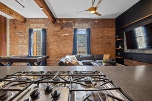Game room - New Loft Near Convention Center (Indianapolis)