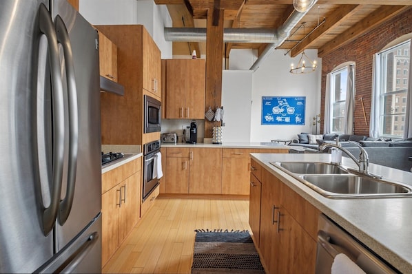Fridge, microwave, oven, stovetop