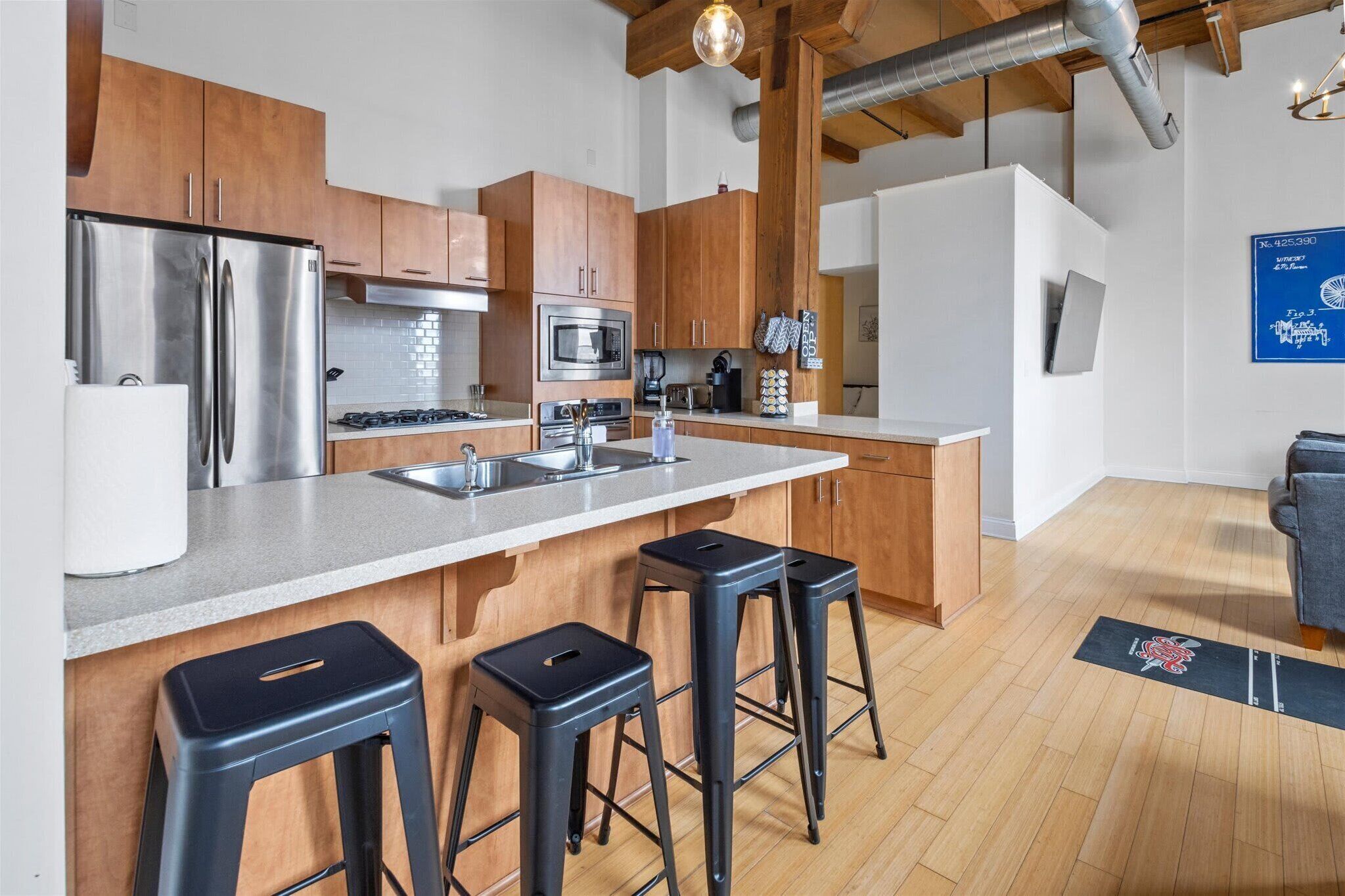 Réfrigérateur, four à micro-ondes, un four, surface de cuisson