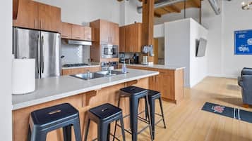 Réfrigérateur, four à micro-ondes, un four, surface de cuisson