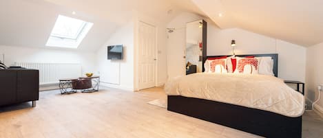 Comfort Studio, 1 Double Bed D | Een bureau, een laptopwerkplek, een strijkplank/strijkijzer, beddengoed