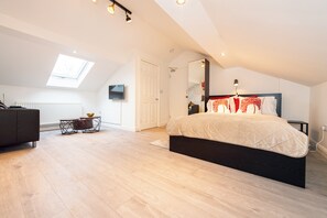 Comfort Studio, 1 Double Bed D | Desk, laptop workspace, iron/ironing board, bed sheets - The Blossoms Liverpool City - Modern Studios and Apartments near Anfield (Liverpool)