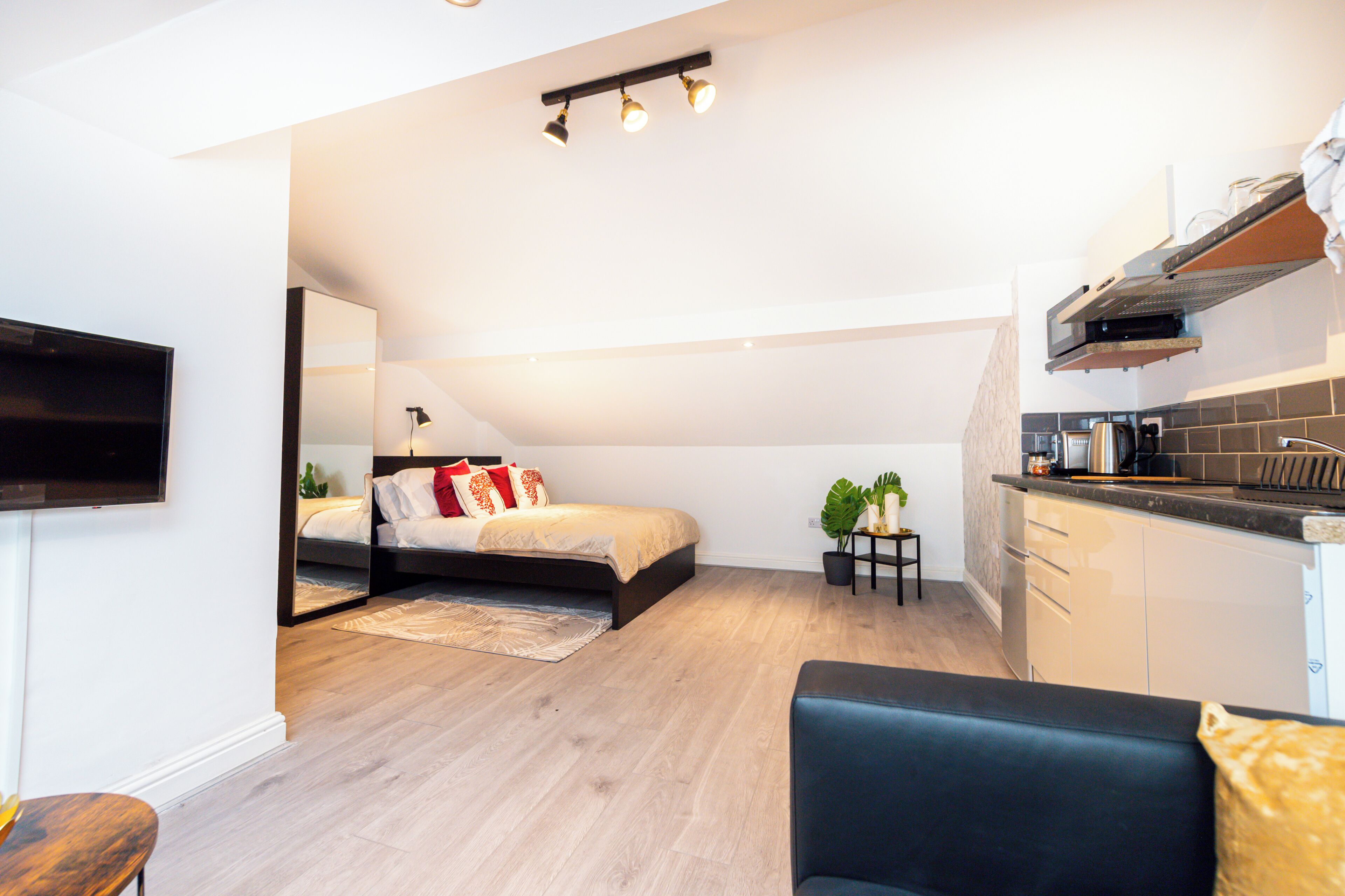 Comfort Studio, 1 Double Bed D | 거실 공간 | 케이블 채널 시  청이 가능한 32인치 평면 TV, TV
