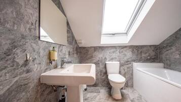 Comfort studio | Badkamer | Een douche, gratis toiletartikelen, een haardroger, handdoeken