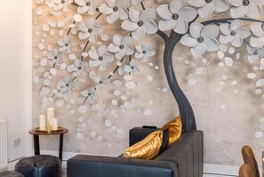 Desk, laptop workspace, iron/ironing board, bed sheets - The Blossoms Liverpool City - Modern Studios and Apartments near Anfield (Liverpool)