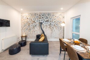 Desk, laptop workspace, iron/ironing board, bed sheets - The Blossoms Liverpool City - Modern Studios and Apartments near Anfield (Liverpool)