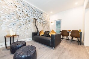 32-inch flat-screen TV with cable channels, TV - The Blossoms Liverpool City - Modern Studios and Apartments near Anfield (Liverpool)