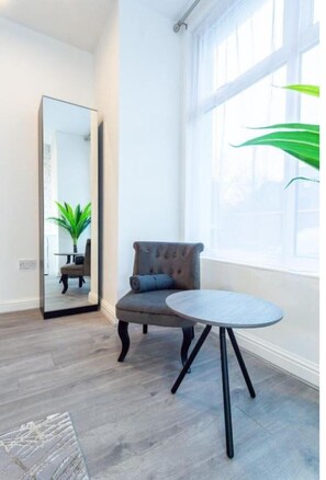 Desk, laptop workspace, iron/ironing board, bed sheets - The Blossoms Liverpool City - Modern Studios and Apartments near Anfield (Liverpool)