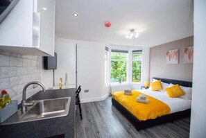 Studio – standard, 1 dobbeltseng | Skrivebord, strykejern/-brett og sengetøy