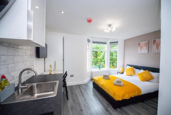 Estudio estándar, 1 cama matrimonial | Escritorio, tabla de planchar con plancha y ropa de cama