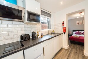 Standard Studio, 1 Katil Kelamin (Double) | Meja, seterika/papan seterika, cadar katil 