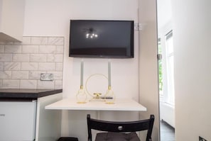 Estudio estándar, 1 cama matrimonial | Escritorio, tabla de planchar con plancha y ropa de cama