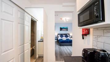 Standard Studio, 1 Double Bed | Private kitchen | Coffee/tea maker, microwave, oven, electric kettle