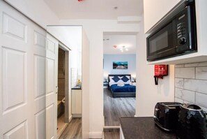 Estudio estándar, 1 cama matrimonial | Cocina privada | Microondas, horno, cafetera y tetera y tetera eléctrica