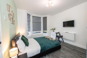 Standard Studio, 1 Double Bed | Desk, iron/ironing board, bed sheets - Five Seasons - Liverpool City L7 (Liverpool)