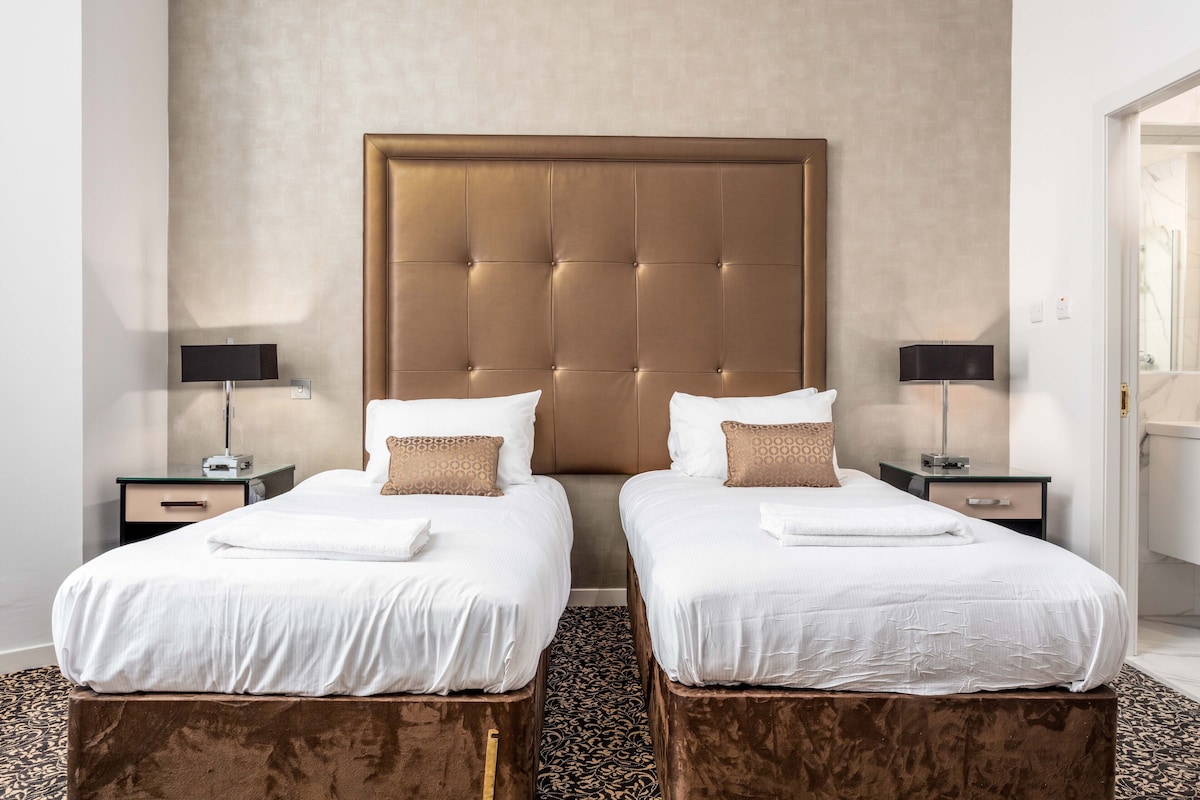 Ropa de cama de alta calidad y escritorio