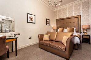 Chambre exécutive, 1 très grand lit et 1 canapé-lit | Literie de qualité, décor unique, ameublement unique, bureau