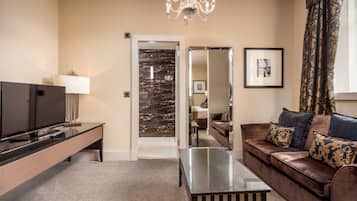 Signature Suite | Living area | 32-inch flat-screen TV with cable channels, TV