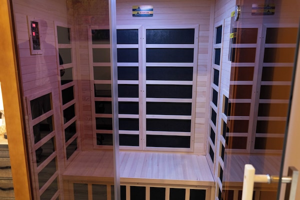 Royal Studio Suite | Desk, free WiFi, bed sheets