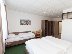 Basic Triple Room | Hypo-allergenic bedding, soundproofing, free WiFi - Win Budget B&B (Wiener Neustadt)