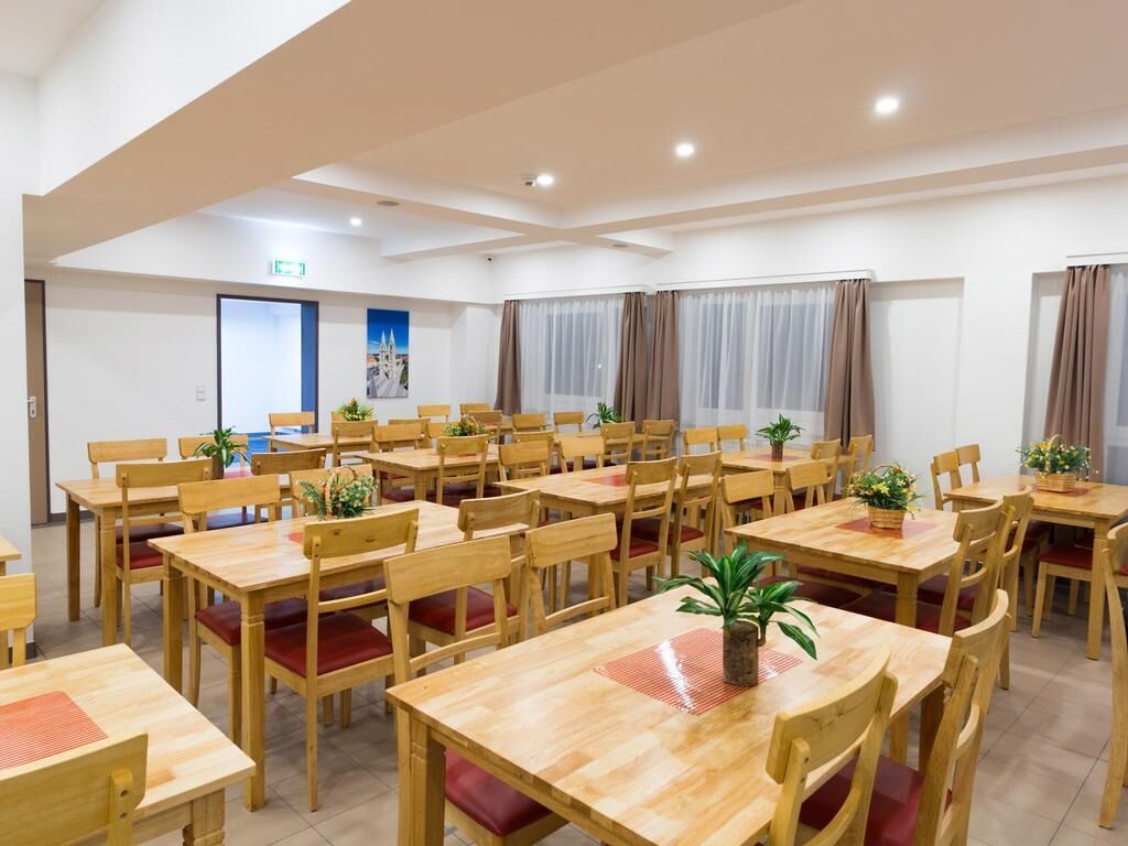 Desayuno buffet todos los días (EUR 16.90 por persona) 