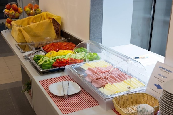 Bữa sáng buffet hàng ngày (16.90 EUR/mỗi người)