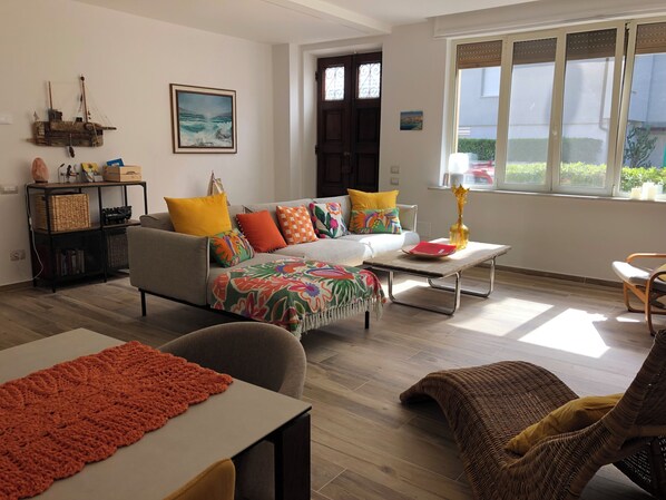 Smart TV, music library