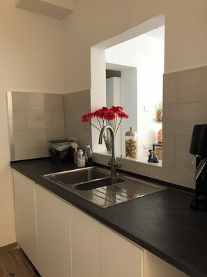 Een koelkast, een oven, een kookplaat, een vaatwasser