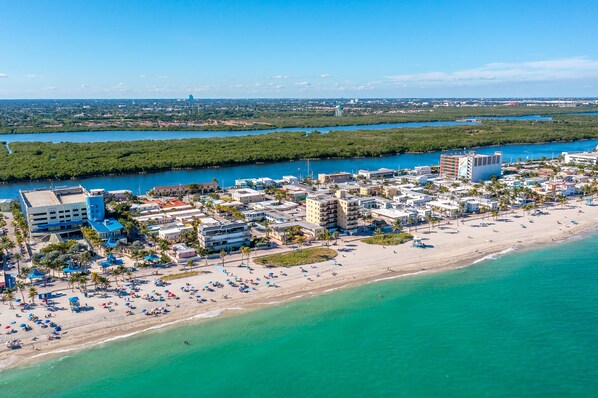 Una spiaggia nelle vicinanze