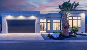 Exterior - Sun Seeker 2 Bedroom Home by RedAwning (Washington)