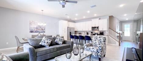 House, 5 Bedrooms | Living area