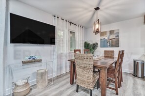 公寓客房, 3 間臥室 | 用餐區