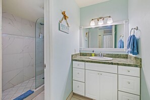 Douche, sèche-cheveux, serviettes fournies