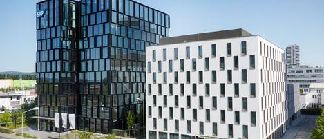 Un edificio moderno con fachada de vidrio y exterior blanco.
