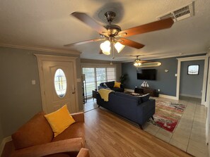 Smart TV, libri, impianto stereo