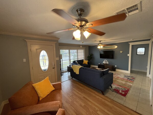 Smart TV, libros y estéreo 