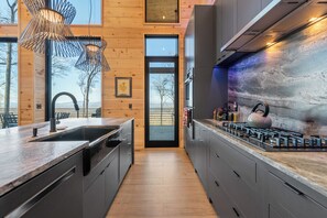 Fridge, microwave, oven, stovetop - Blue Ridge Ultra Luxury with Stunning Mountain & Lake Views, Near Aska & Marina (Blue Ridge)