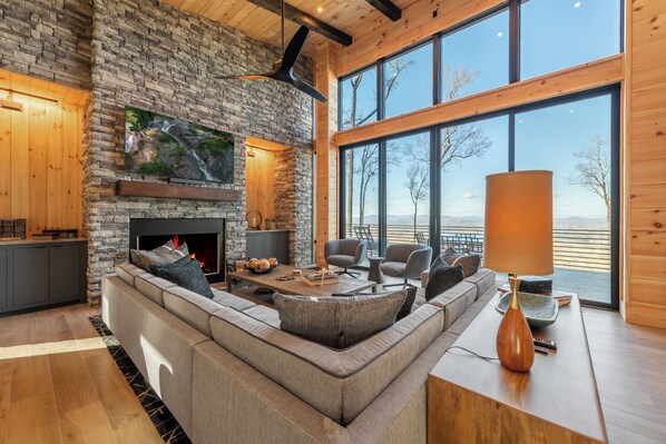 Smart TV, fireplace, DVD player, books - Blue Ridge Ultra Luxury with Stunning Mountain & Lake Views, Near Aska & Marina (Blue Ridge)